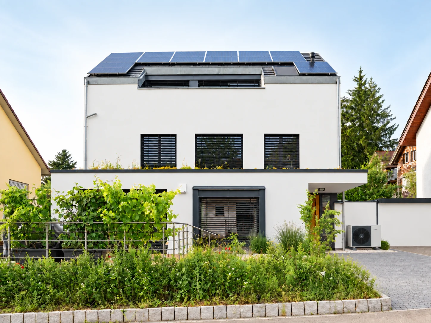 Modernes Wohngebäude mit Photovoltaikanlage und Luft-Wasser-Wärmepumpe
